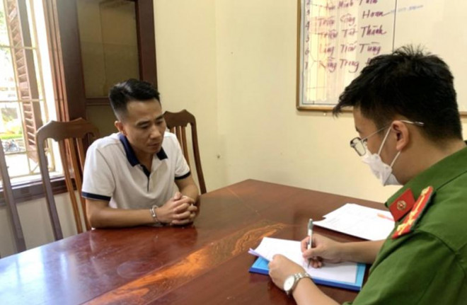 Cán bộ điều tra lấy lời khai tài xế taxi Đỗ Đức An.