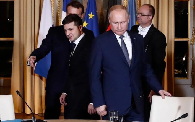 Tổng thống Nga Putin (phải) người đồng cấp Ukraine Zelensky cùng tham dự một cuộc họp tại Điện Elysee, Pháp vào năm 2019. Ảnh: AP
