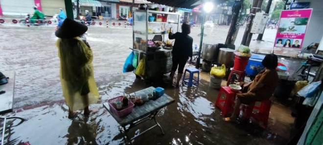 Mưa từ đêm đến sáng, nhiều tuyến đường ở Cần Thơ ngập nặng - 6