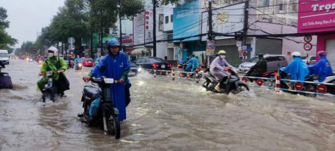 Mưa từ đêm đến sáng, nhiều tuyến đường ở Cần Thơ ngập nặng - 2