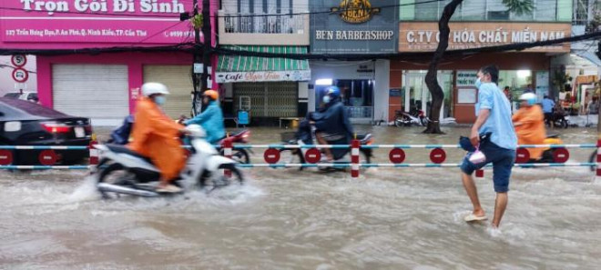 Mưa từ đêm đến sáng, nhiều tuyến đường ở Cần Thơ ngập nặng - 8