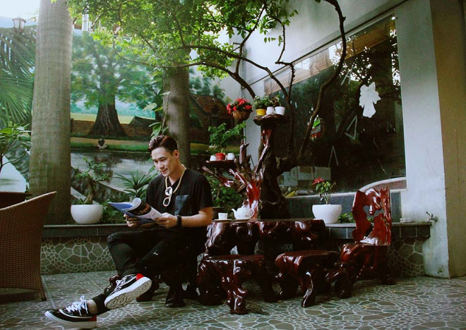 Trước khi theo con đường ca hát, Khánh Phương
được bố mẹ định hướng làm kinh doanh. Tuy nhiên, vì muốn sống với
đam mê, anh đã đi theo sở thích cá nhân.