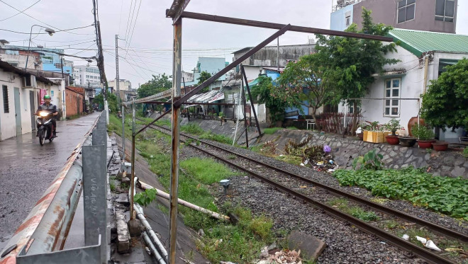 Hình ảnh đầu máy tàu chạy về ga Sài Gòn thì thấy gác chắn chưa đóng - 2