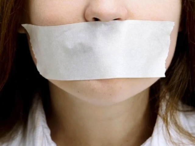 Cảnh báo trào lưu “dán băng dính vào miệng khi ngủ” lan truyền trên TikTok