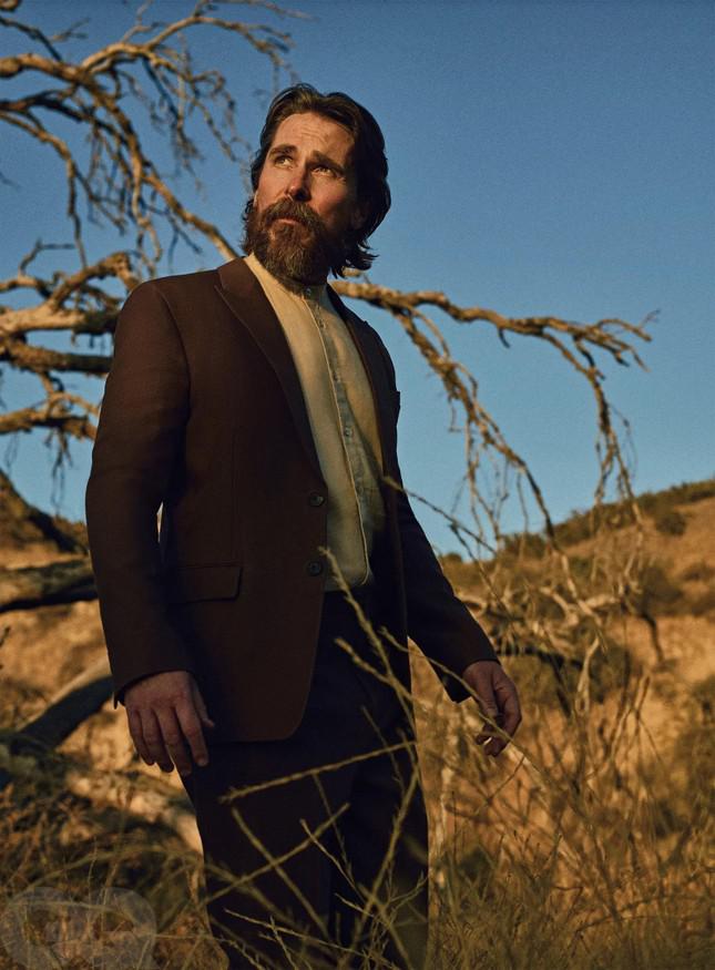 Christian Bale trên tạp chí GQ số tháng 11. Ảnh: GQ.