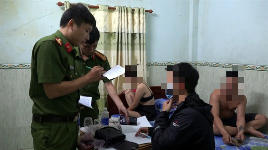 Cơ quan chức năng lập biên bản vụ việc mua bán dâm tại một khách sạn trên địa bàn TP Quy Nhơn