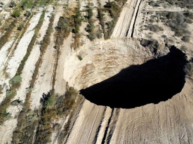 Thế giới - Rõ nguyên nhân xuất hiện hố tử thần có thể "nuốt" trọn Khải Hoàn Môn