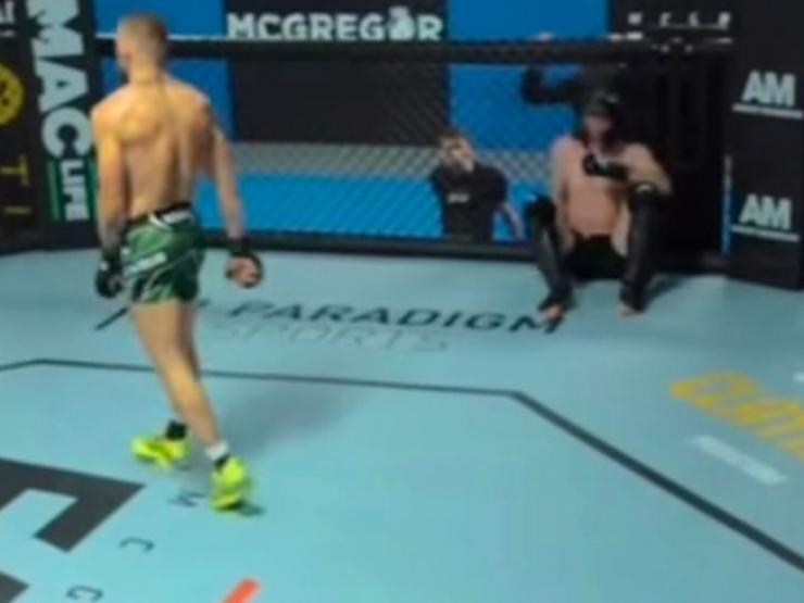 McGregor tung cú knock-out có 1-0-2, ”Bố già” UFC thượng đài với võ sĩ