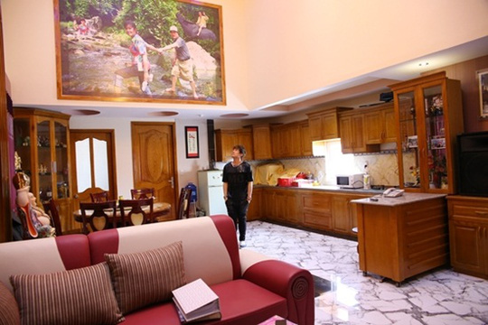 Biệt thự 200 tỷ của ca sĩ 3 bằng đại học, độc thân ở tuổi 41 - 1