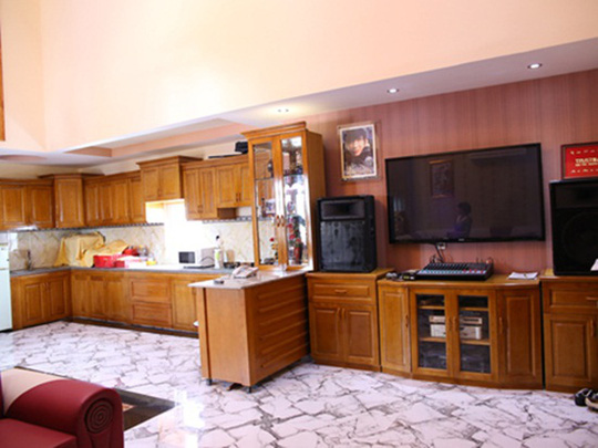 Không gian phòng khách và bếp.