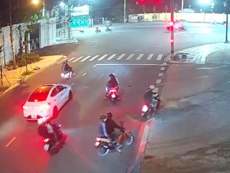 Pháp luật - Nhóm thiếu niên mang hung khí chém xe ô tô người đi đường