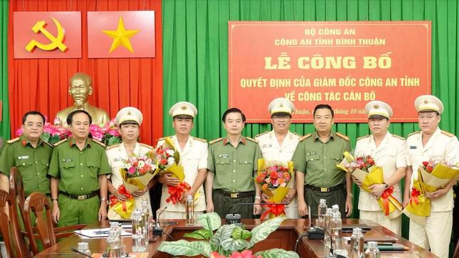 Ban Giám đốc Công an tỉnh Bình Thuận trao quyết định điều động, bổ nhiệm 5 cán bộ chủ chốt.