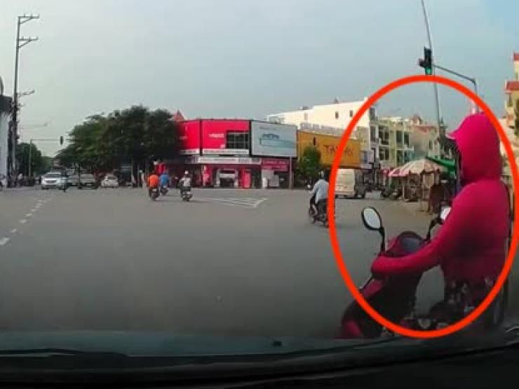 Tin tức trong ngày - Clip: Nữ “ninja” tạt đầu ô tô gặp nạn, nam tài xế hành động cực đẹp