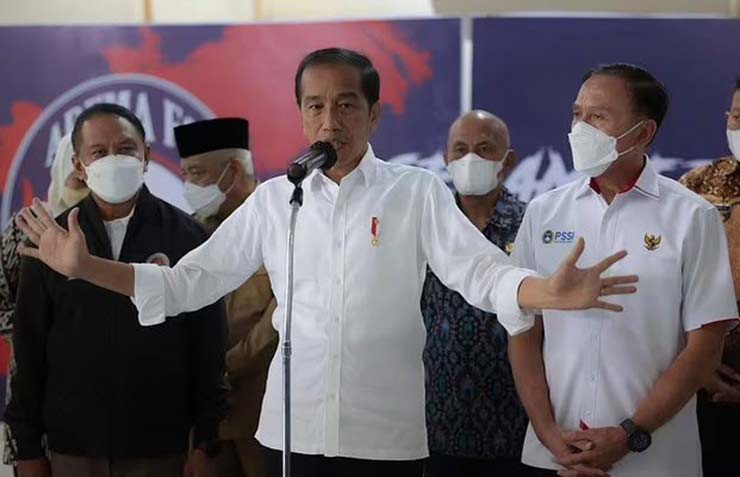 Tổng thống Indonesia Joko Widodo (giữa)
