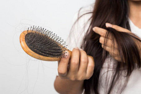 5 mẹo nhỏ giúp mẹ sau sinh giảm rụng tóc cực hiệu quả