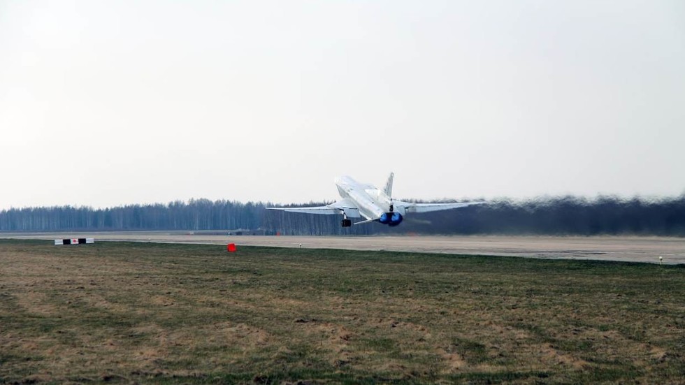 Máy bay cất cánh từ sân bay Shaikovka của Nga (ảnh: RT)