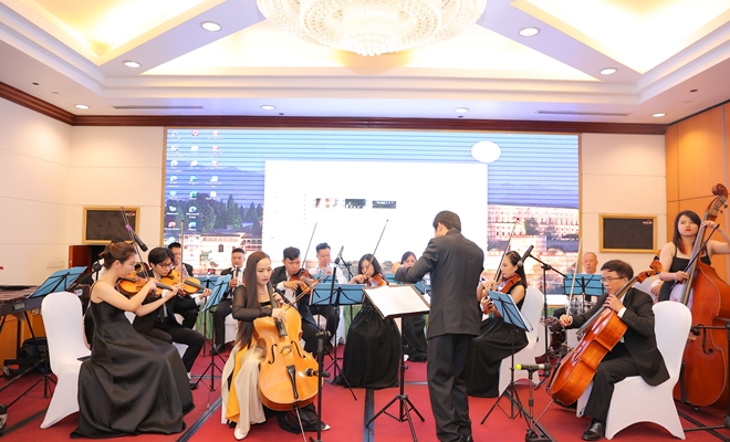 Nghệ sĩ cello Hoài Xuân biểu diễn tại họp báo "Cello Fundamento Concert 6"