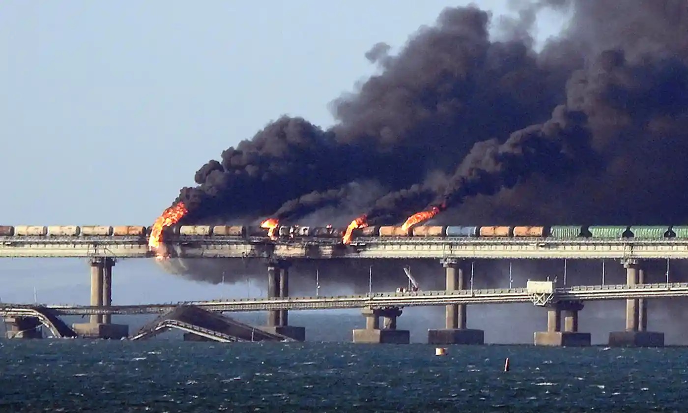 Khói đen dày đặc bốc lên sau vụ nổ trên cầu Crimea (ảnh: TASS)