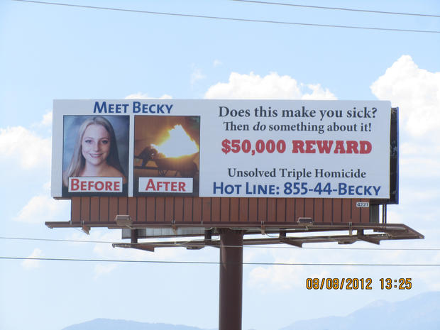 Tấm biển đặt Becky cạnh hình ảnh mô phỏng chiếc xe cút kít bốc cháy.
