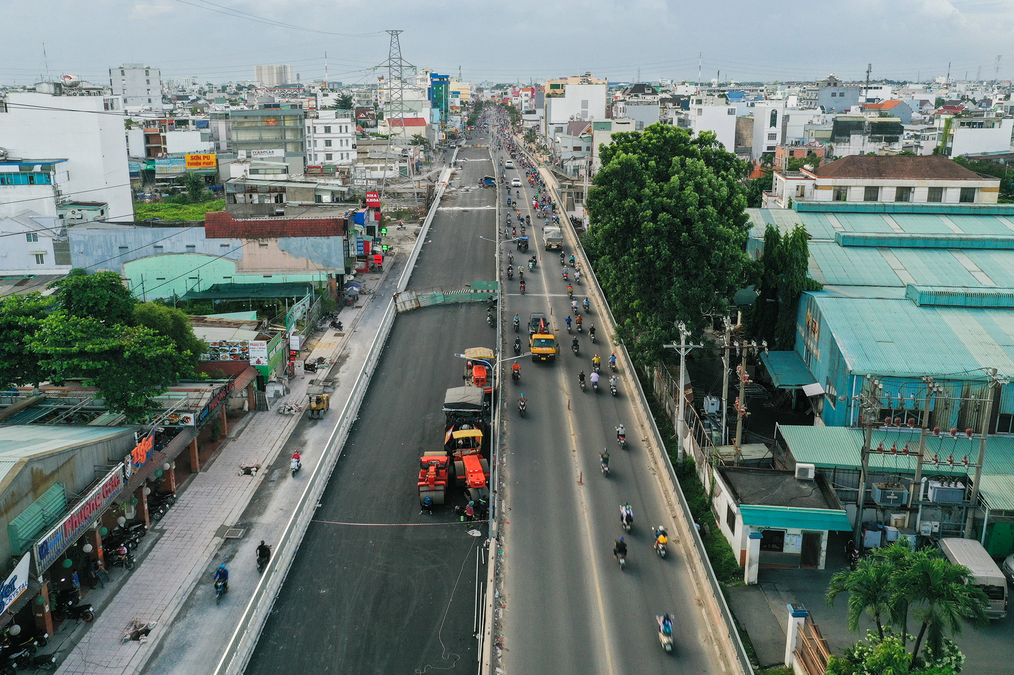 Sau khi đưa vào sử dụng hai nhánh cầu, đường Lê Trọng Tấn ở cửa ngõ Tây Bắc thành phố sẽ được “tháo” toàn bộ nút thắt cổ chai thường xuyên gây kẹt xe nghiêm trọng, nhất là vào giờ cao điểm nhiều năm qua.