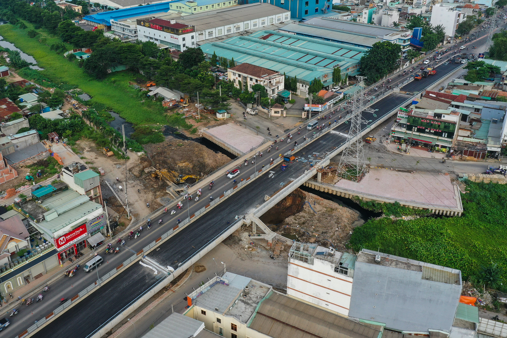 Dự án xây dựng cầu Bưng trên đường Lê Trọng Tấn nối quận Tân Phú và Bình Tân có vốn đầu tư 515 tỷ đồng, khởi công năm 2017, kế hoạch hoàn thành 20 tháng. Khi hoàn thành được kỳ vọng giảm tải áp lực giao thông tại khu vực và đồng bộ dự án tiêu thoát nước, xử lý ô nhiễm tuyến kênh Tham Lương - Bến Cát - Rạch Nước Lên. Tuy nhiên, do vướng mặt bằng, dịch bệnh COVID-19 khiến dự án bị ngưng trệ, kéo dài.