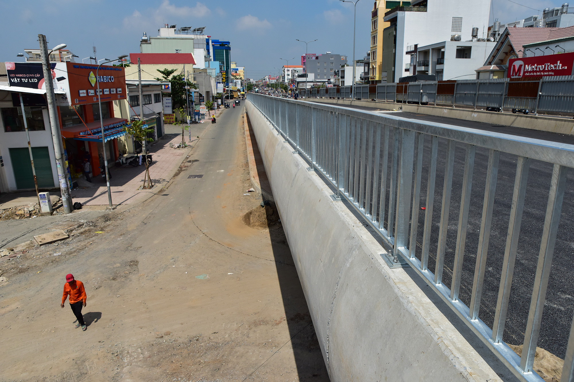 Lan can nhánh cầu cao khoảng 1m đã được lắp hoàn thiện.&nbsp;Ngoài phần cầu, dự án làm đường dẫn hai bên dài 348m, xây dựng đồng bộ hệ thống thoát nước, cây xanh, chiếu sáng…