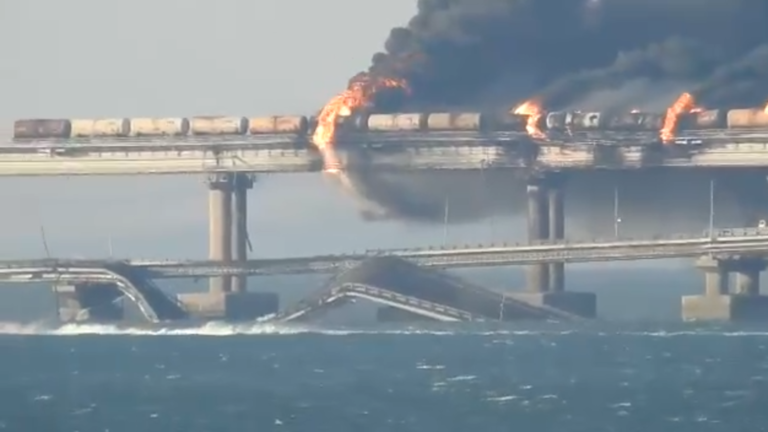 Hai nhịp cầu trên một làn xe ô tô bị sập sau vụ nổ lớn ở cầu Crimea vào sáng 8/10.&nbsp;Ảnh: RT