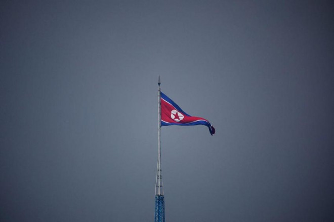 Cột cờ Triều Tiên ở làng Gijungdong (Triều Tiên) nhìn từ một chốt quân sự Hàn Quốc tại Khu phi quân sự liên Triều ngày 19-7. Ảnh: REUTERS