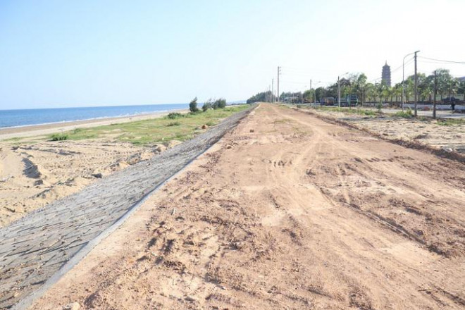 Dự án đê, kè biển xã Quảng Thái (huyện Quảng Xương) có tổng mức đầu tư ban đầu gần 182 tỉ đồng, trong đó, Trung ương hỗ trợ 45 tỉ đồng và tỉnh Thanh Hóa đối ứng hơn 136 tỉ đồng