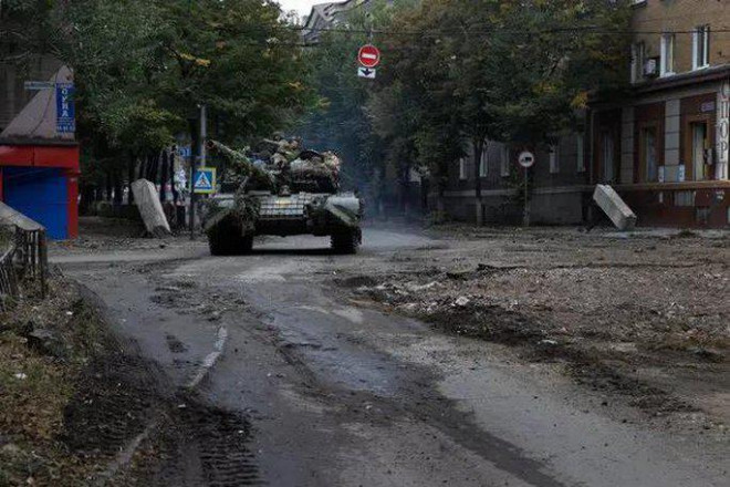 Một chiếc xe tăng của lực lượng Ukraine ở Bakhmut hôm 5-10 - Ảnh: THE NEW YORK TIMES