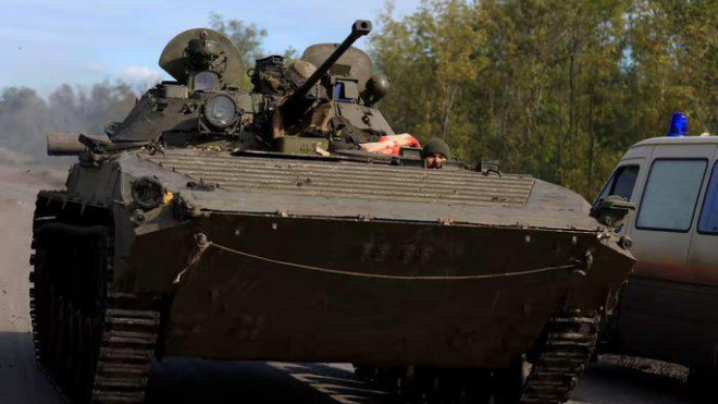 Quân đội Ukraine trên một chiếc xe bọc thép ở ngoại ô Bakhmut hôm 6-10 - Ảnh: REUTERS