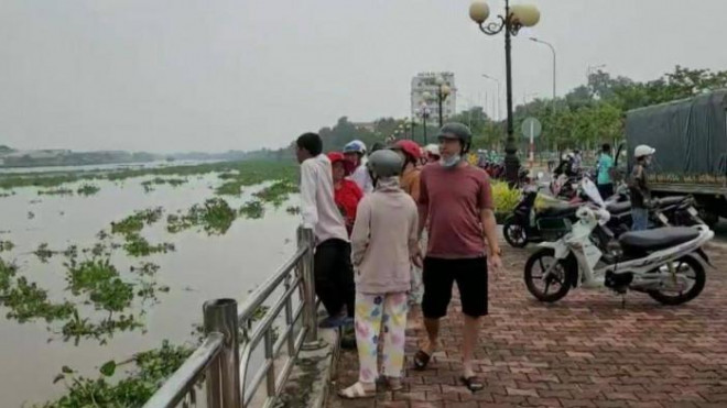 Hàng trăm người dân hiếu kỳ tụ tập theo dõi lực lượng cứu hộ tìm kiếm nạn nhân