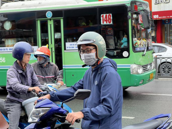 TP HCM: Người dân xếp hàng chờ đổ xăng, nhiều nơi ngưng bán - 2