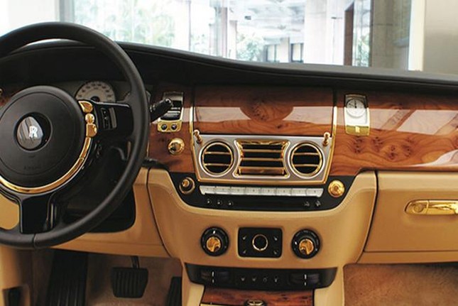 Bên trong xe Rolls-Royce Ghost (Ảnh: Công ty đấu giá hợp danh Minh Pháp).