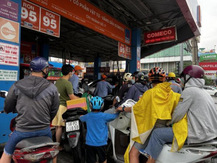 Tin tức trong ngày - TP HCM: Người dân xếp hàng chờ đổ xăng, nhiều nơi ngưng bán