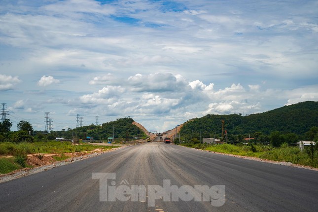 Công trình đường bộ cao tốc Bắc - Nam đoạn Vĩnh Hảo - Phan Thiết dài 100,8km qua tỉnh Bình Thuận, khởi công từ cuối tháng 9/2020. Tổng mức đầu tư gần 11.000 tỷ đồng gồm 2 giai đoạn, trong đó giai đoạn 1 đầu tư với quy mô 4 làn xe, giai đoạn 2 đầu tư mở rộng thành 6 làn xe.