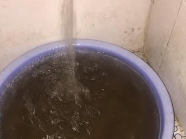Nước máy chuyển màu bất thường, dân hoang mang không dám sử dụng