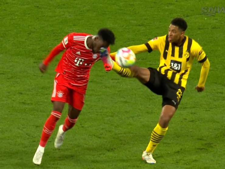 Bóng đá - SAO Dortmund tung cước khiến đối thủ chấn thương sọ não, nguy cơ mất World Cup