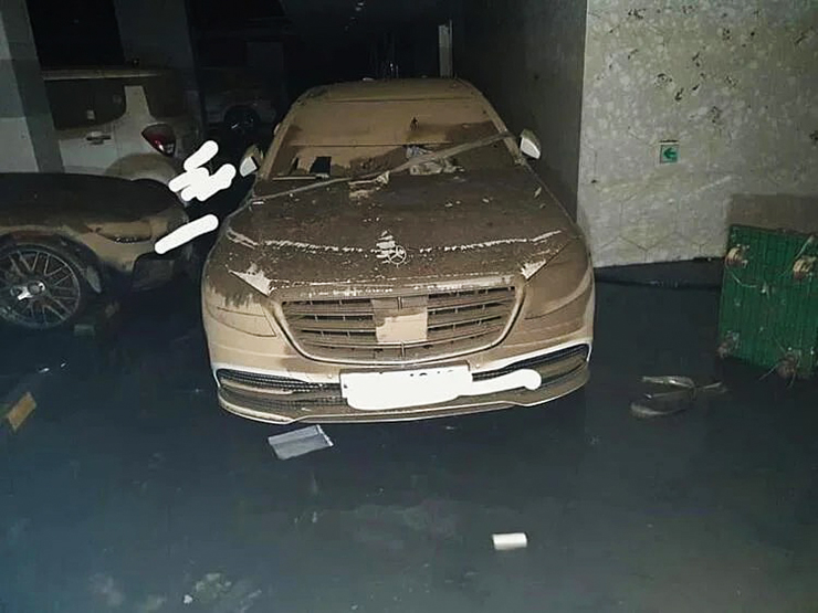 Dàn siêu xe tiền tỷ ngập trong bùn đất sau trận bão lũ - 7