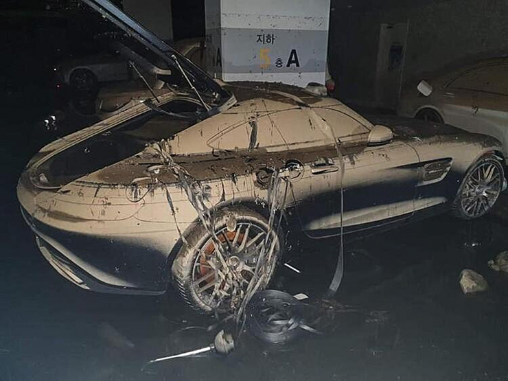 Dàn siêu xe tiền tỷ ngập trong bùn đất sau trận bão lũ - 6