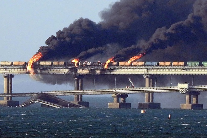 Vụ nổ lớn gây hư hại một phần cây cầu kết nối bán đảo Crimea với lãnh thổ Nga.