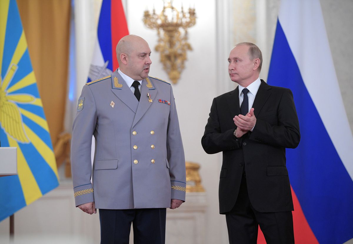 Tướng Surovikin được ông Putin khen thưởng vì vai trò trong chiến dịch hỗ trợ của Nga ở Syria (ảnh: Reuters)