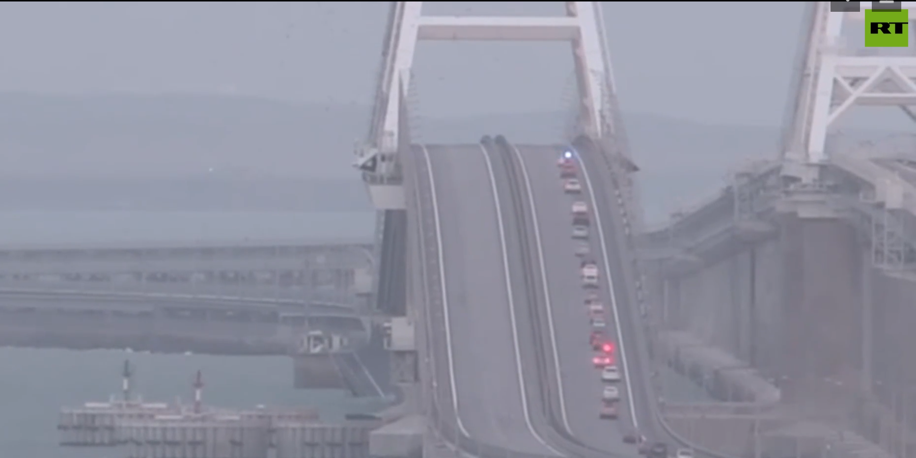Một làn đường bộ trên cầu Crimea được thông xe (ảnh: RT)