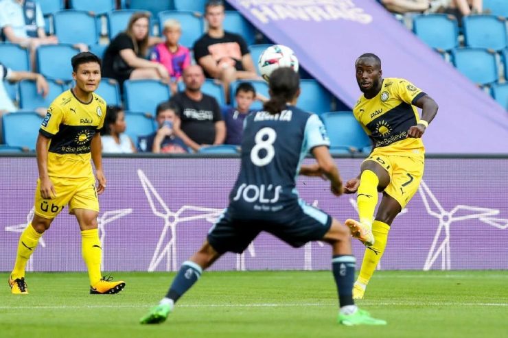 Pau FC (áo vàng) may mắn thoát thua