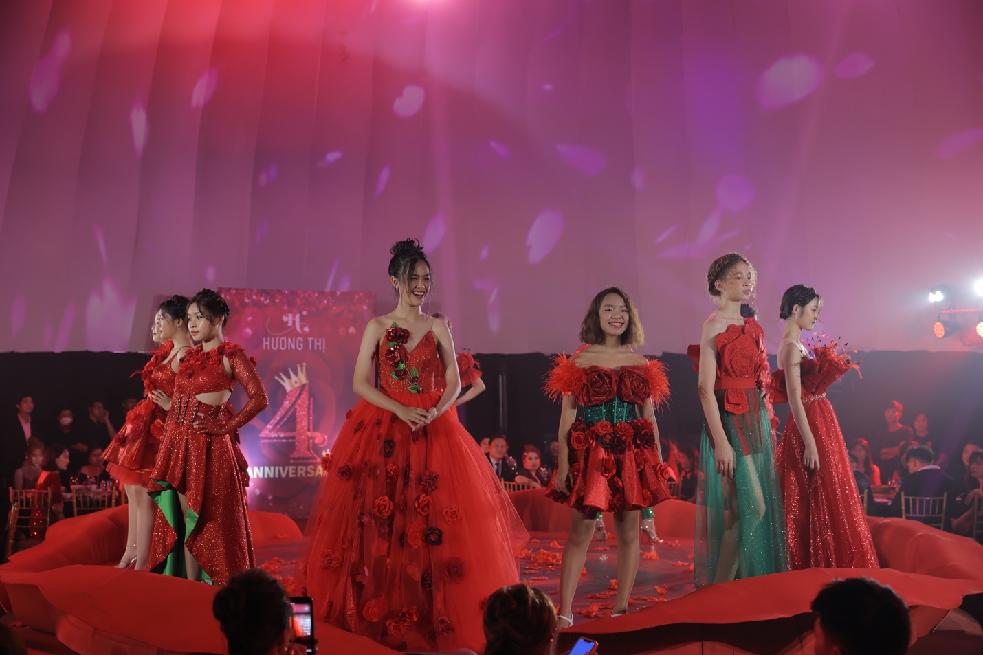 Hàng ngàn bông hồng tô điểm trong kỷ niệm 4 năm thành lập mỹ phẩm cao cấp Hương Thị - 5