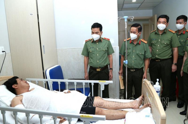 Thiếu tướng Nguyễn Sỹ Quang, Giám đốc Công an tỉnh cùng đoàn thăm, hỏi, động viên cán bộ CSGT-TT bị thương khi làm nhiệm vụ (Ảnh: CAĐN)