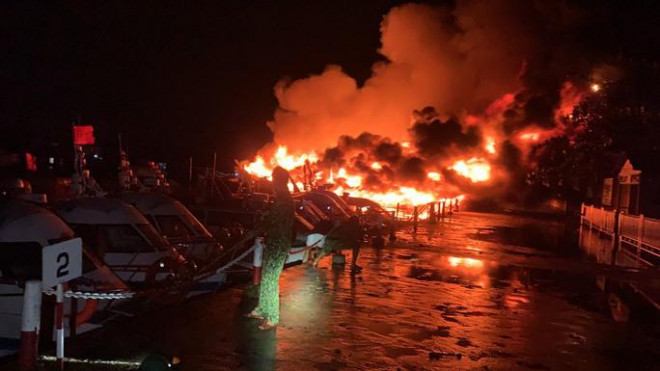 NÓNG: Hàng loạt ca nô tại bến du lịch Cửa Đại bốc cháy dữ dội - 1