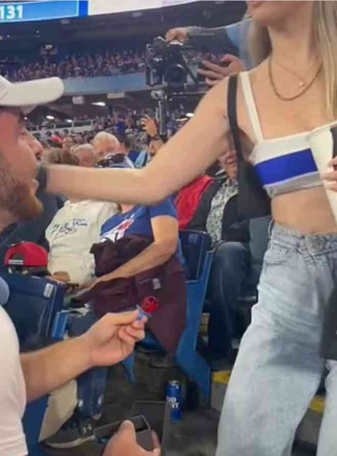 Chàng trai quỳ gối cầu hôn bạn gái ở sân vận động nhưng cái kết lại khiến tất cả ngỡ ngàng - 3