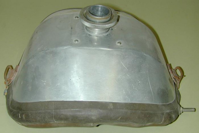 Máy áp lực âm đặt ngực vào những năm 1900.