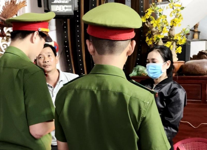 Công bố lệnh bắt Nguyễn Thị Hồng Thắm (áo đen) - chủ quán karaoke Bảo Trâm 